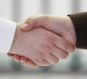 Handshake: Noch besserer Service erwartet (Foto: pixelio.de, M. Greitschus)