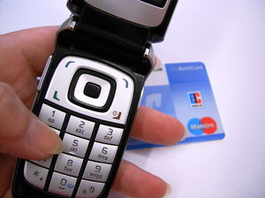 Handy: Bargeldloses Zahlen auf dem Vormarsch (Foto: pixelio.de/Claudia Hautumm)