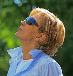 Sonnenbad: Gesunde Ernährung und Sonnenbrille wichtig (Foto: pixelio.de, Sturm)