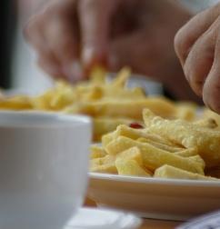 Pommes: Deftiges bei Einkommensschwachen beliebt (Foto: pixelio.de, G. Havlena) Pommes: Deftiges bei Einkommensschwachen beliebt (Foto: pixelio.de, G. Havlena)