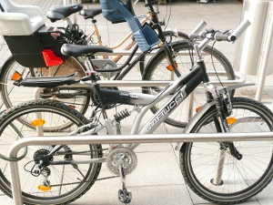 Fahrräder: Immer mehr Menschen radeln lieber (Foto: pixelio.de/G. Schoenemann)