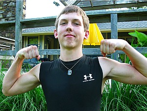Junge zeigt Muskeln: Immer früher körperlich reif (Foto: FlickrCC/Oakley)