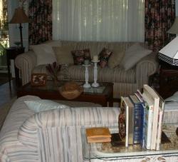 Wohnzimmer: Bald unter Beobachtung (Foto: pixelio.de, olga meier-sander)