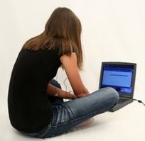 Teenager am Laptop: 80 Prozent im Social Network (Foto: pixelio.de/Alexandra H.) Teenager am Laptop: 80 Prozent im Social Network (Foto: pixelio.de/Alexandra H.)