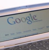 Google auf dem Handy: Kundenservice gewünscht (Foto: pixelio.de, dance-photos)