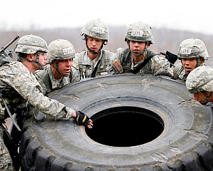 Teamarbeit im Militär: Bei Müdigkeit gemeinsam besser (Foto: FlickrCC/Westpoint)