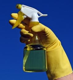 Handschuh und Putzmittel: Je undurchlässiger, je besser (Foto: pixelio.de, Rose) Handschuh und Putzmittel: Je undurchlässiger, je besser (Foto: pixelio.de, Rose)