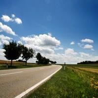 Landstraße: Blau und Grün, Farben für Nachhaltigkeit (Foto: pixelio.de/R. Sturm)