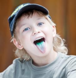 Junge mit grüner Zunge: Fettrezeptor erforscht (Foto: pixelio.de, R. v. Melis)