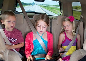 Kinder auf der Rückbank: Heimfahrt geht schneller (Foto: FlickrCC/Nyberg)