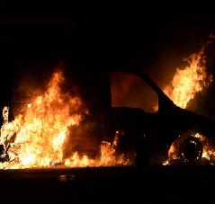 Brennendes Auto: Unruhen in britischen Städten (Foto: R. Hopkins/flickr.com)