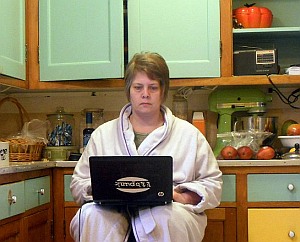 Laptop in der Küche: Trennung Job-Freizeit schwindet (Foto: FlickrCC/Hartmann)