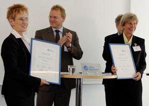 Verleihung: Flege mit Managerinnen der Siegerbahnhöfe (Foto: pressetext, Janiak)