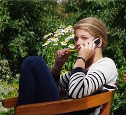 Handy-Gespräch: In den USA seltener (Foto: pixelio.de, D. Braun)