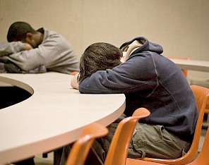 Schläfer im Hörsaal: Mehr Schlafkultur erhöht Leistung (Foto: FlickrCC/Donovan)
