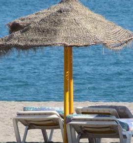 Strandliegen: Auslandsurlaube voll im Trend (Foto: pixelio.de, annamartha)