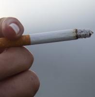 Zigarette: Raucher gelten als Risikogruppe (Foto: pixelio.de, Günter Havlena)