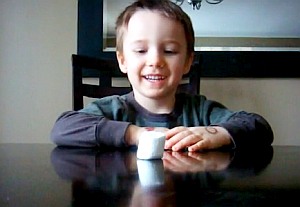 Kind mit Marshmallow: Umgang mit Versuchungen früh festgelegt (Foto: Youtube)