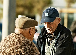 Alte Männer: Kultur steuert Sprechgeschwindigkeit (Foto: FlickrCC/Simoes)