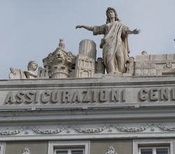 Versicherungen: Momentan obenauf (Foto: pixelio.de, Dieter Schütz)