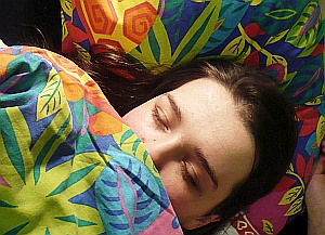 Schlafende Frau: Träume mit innerer Uhr verknüpft (Foto: FlickrCC/Sarah)