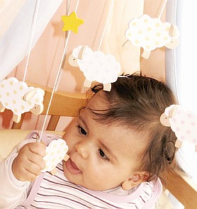 Baby: Schlaganfall bei Kindern selten, aber möglich (Foto: pixelio.de/Souza)