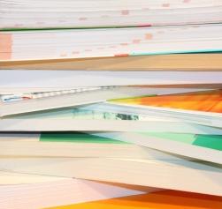 Schulbücher: Lernen geht mit Humor leichter (Foto: pixelio.de, B. Klack)