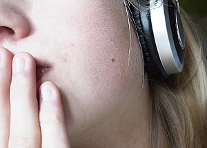 Kopfhörer: Musik-Botschaften verändern Verhalten (Foto: FlickrCC/Anika)