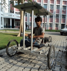 Farrukh Khan: Flott unterwegs auf dem Selbstbau-Solar-Trike (Foto: uet.edu.pk) Farrukh Khan: Flott unterwegs auf dem Selbstbau-Solar-Trike (Foto: uet.edu.pk)