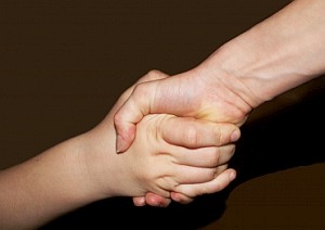 Helfende Hand: Selbstlos handeln ist gesund (Foto: pixelio.de/Hofschläger)