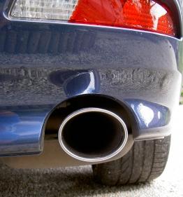 Auspuff: Neue Bodenbeläge verbessern Luftqualität (Foto: pixelio.de, Kurt)