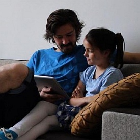 Vorlesen: Microsoft-App fordert zum Geschichten-Erfinden auf (Foto: D. Benque)