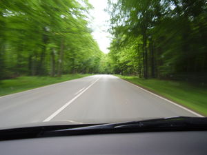 Fahrbahn: Kfz-Policen im Osten günstiger (Foto: pixelio.de/black-knight)