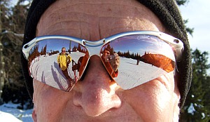 Senior mit Skibrille: Kein Höchstalter für Pistenwedeln (Foto: pixelio.de/Sturm)