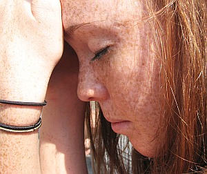 Frau mit Kopfschmerz: Medizin nimmt Akutschmerz ernst (Foto: FlickrCC/Denker)