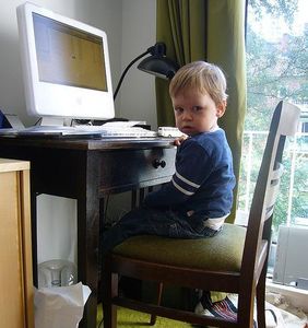 Kind mit Computer: Immer jüngere sind online (Foto: flickr, Dirk Lehmann) Kind mit Computer: Immer jüngere sind online (Foto: flickr, Dirk Lehmann)