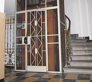 Aufzug oder Treppe: Rechts die gesündere Alternative (Foto: pixelio.de/Fabio)