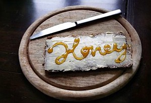 Honigbrot: Keine Panik bei Bodenkontakt! (Foto: aboutpixel.de/Alexander) 