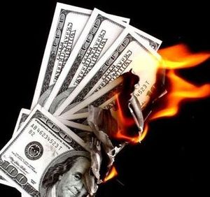 Brennendes Geld: Schlechte Online-PR kostet (Foto: flickr, Purple Slog)