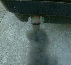 Auspuff: Abgase können Lebenszeit verkürzen (Foto: pixelio.de, Harry Hautumm)