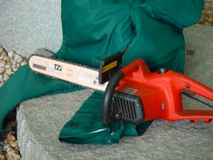 Schutzschild: Sensoren erkennen Annäherung der Säge (Foto: Hohenstein Institute)