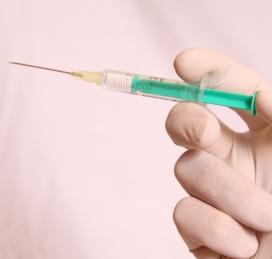 Spritze: Malaria-Impfstoff auf Zielgeraden (Foto: pixelio.de, Thomas Siepmann)