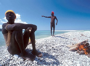 Jarawa-Männer: Tourismus nicht immer Kulturvermittler (Foto: Survival/Salome)