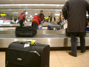 Gepäckband: Urlauber wollen nachhaltiger reisen (Foto: pixelio.de/A. Hauk)
