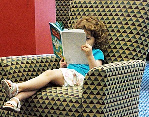 Mädchen mit Buch: Lesevermögen ist kein Hinweis auf IQ (Foto: Flickr/Komu)