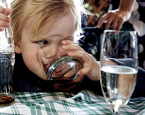 Trinkendes Kind: Sucht der Eltern ist hohes Risiko (Foto: Flickr/Stromstad)