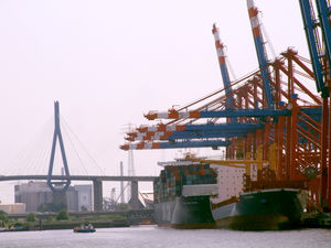 Hafen: Logistikbranche mit Marktpotenzial in Asien (Foto: pixelio.de/R. Sturm)