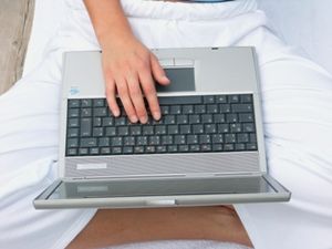 Laptop: E-Government zuhause selten genutzt (Foto: pixelio.de, Menichelli)