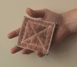 Textil-Antenne: ESA-Erfindung ist biegsam, leicht und wasserfest (Foto: ESA)