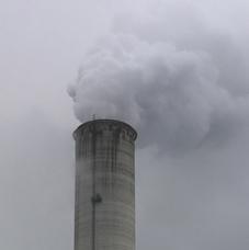 Schornstein: Chinas Emissionen steigen an (Foto: pixelio.de, buntschatten)